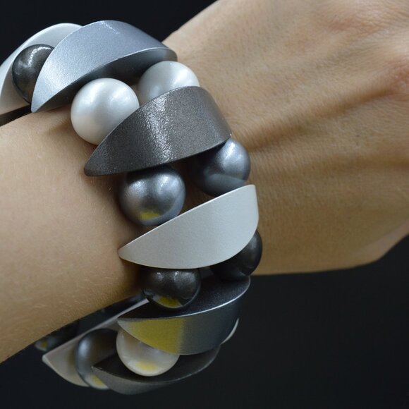 Vintage “Gray & Pearl” Stretch Bracelet 1990s - Picture 10 of 12